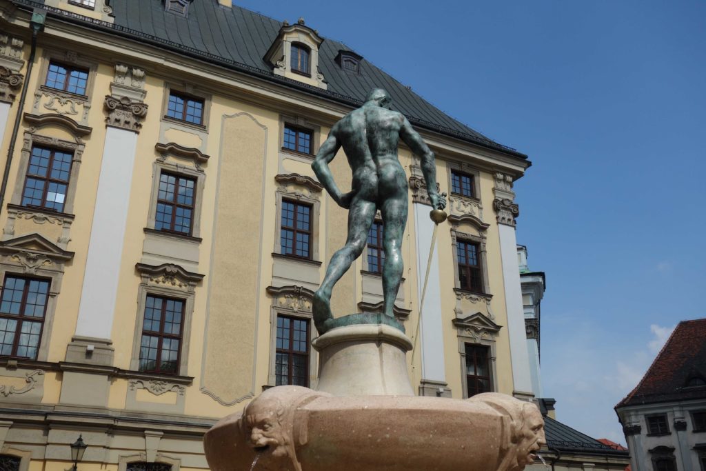 Brunnen vor der Breslauer Uni