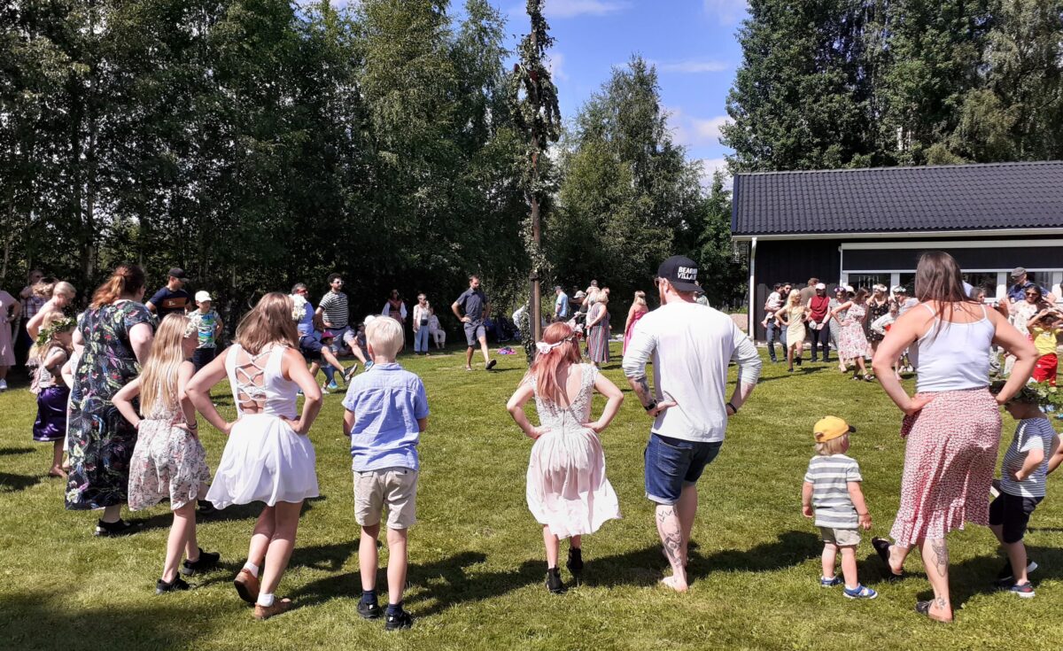 Mittsommer in Schweden: Tanz um die Mai-Stange in Mora