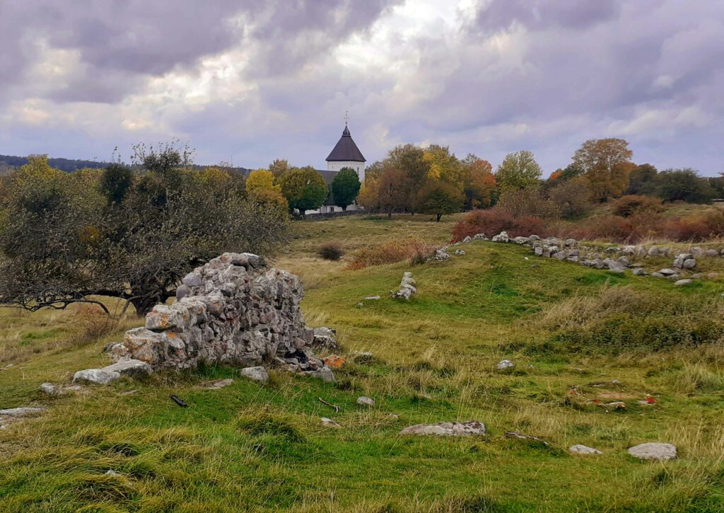 Grabhügel und Kirche von Adelsö