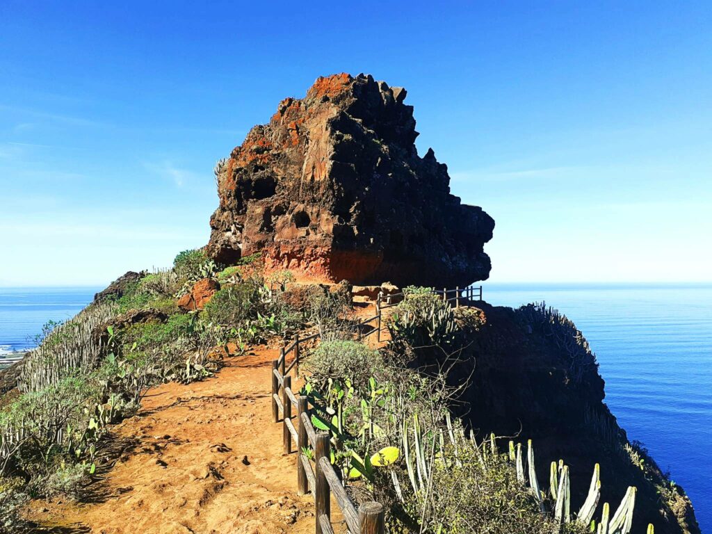 Felsen oberhalb von Punta del Hidalgo im Anaga Gebirge