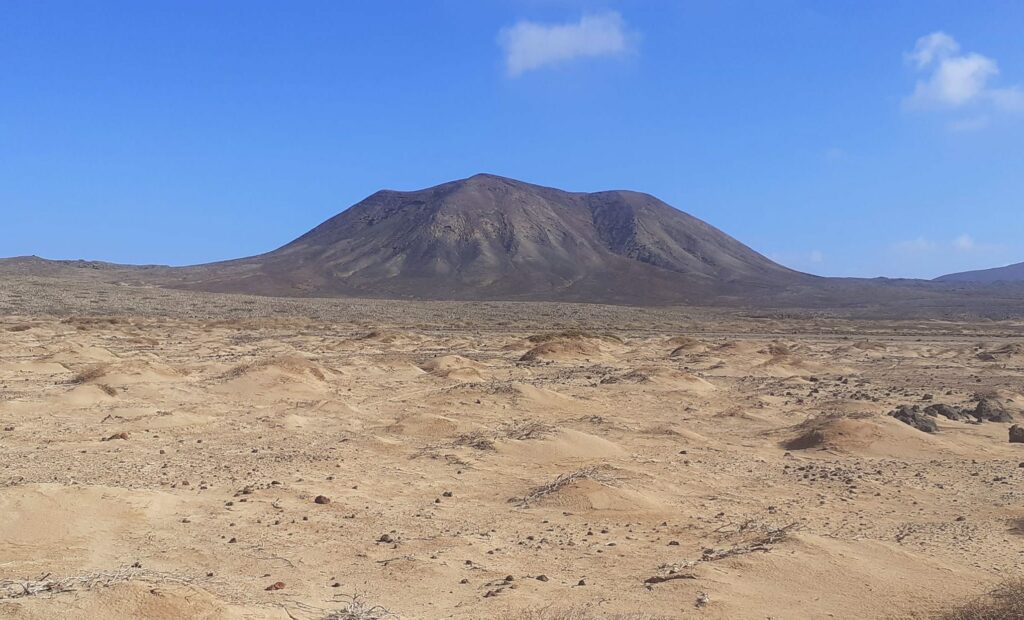 Wandern auf Fuerteventura in Wüstenlandschaft