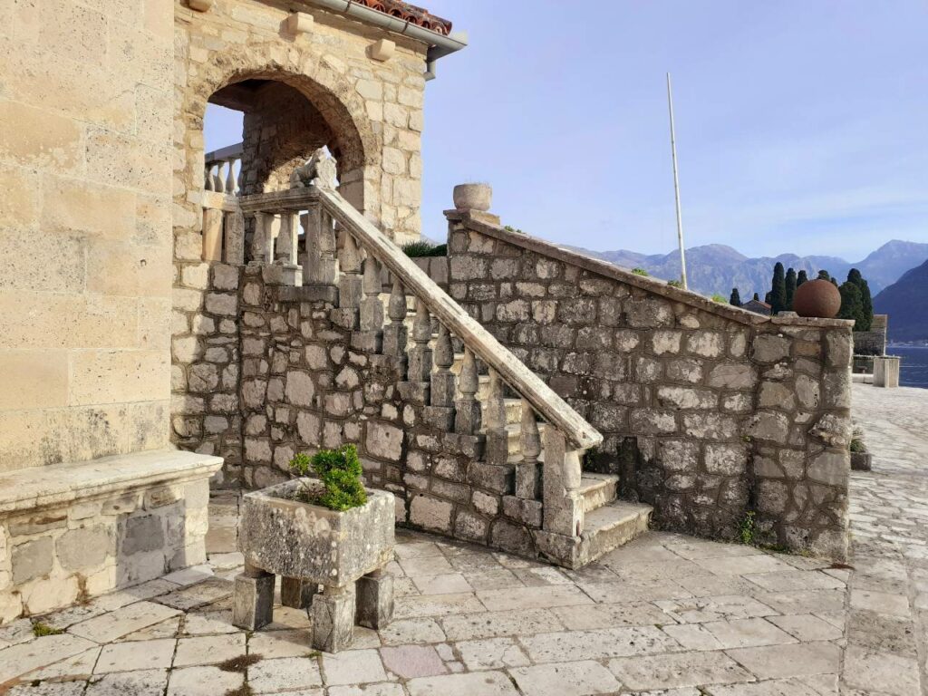 Die Maria vom Felsen von außen