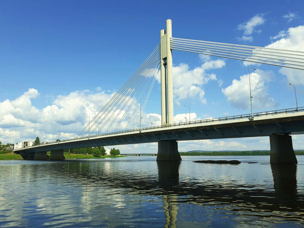 Brücke über den Kemijoki in Rovaniemi
