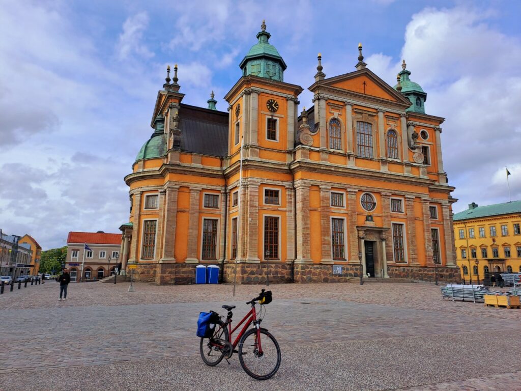 Fahrrad vor dem Dom von Kalmar