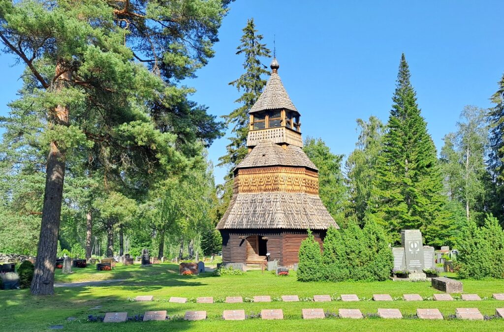 Glockenturm auf dem Friedhof von Ruokolahti