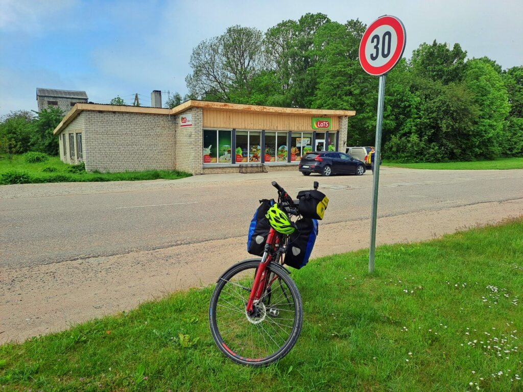 Kleiner Lebensmittelladen in lettischem Dorf
