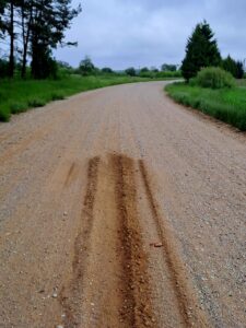 Lettland Radreise auf schlechten Straßen