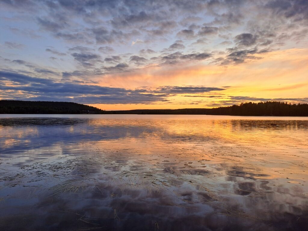 Sonnenuntergang am Lehtojärvi in Finnland