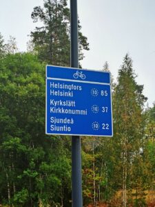Wegweiser auf dem Eurovelo 10 in Finnland