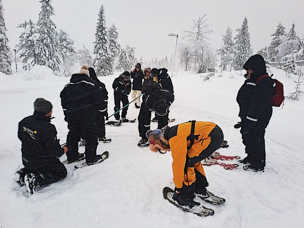 Gruppe beim Schneeschuhwandern