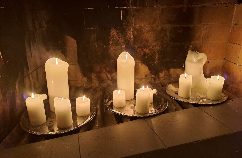 Kerzen im Kamin