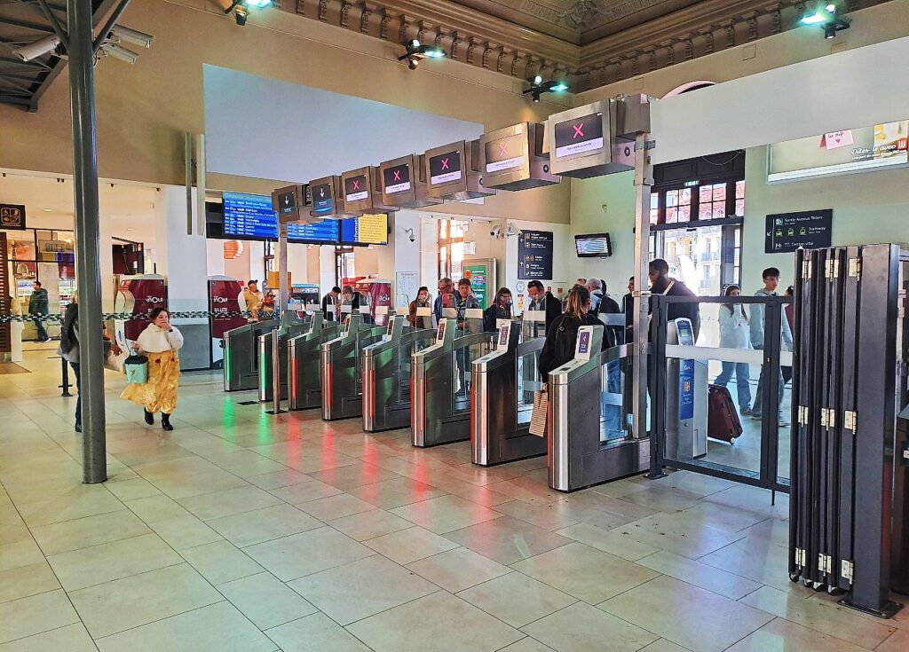 Ticket-Schranke am Bahnhof von Nizza