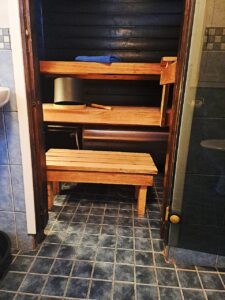 Elektrosauna in der finnischen Holzhütte