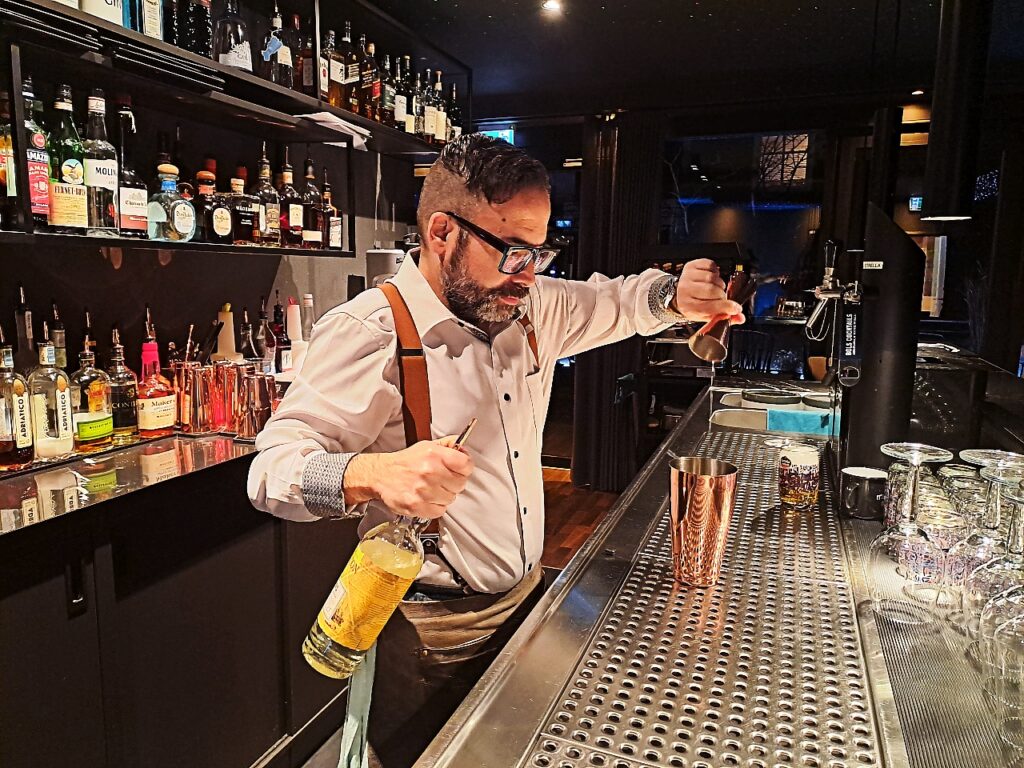 Barmann in der Gin & Tonic Bar auf Juist