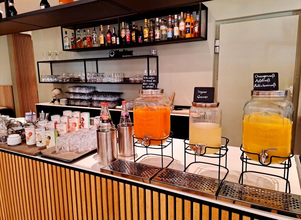 Säfte auf dem Frühstücksbuffet auf Juist