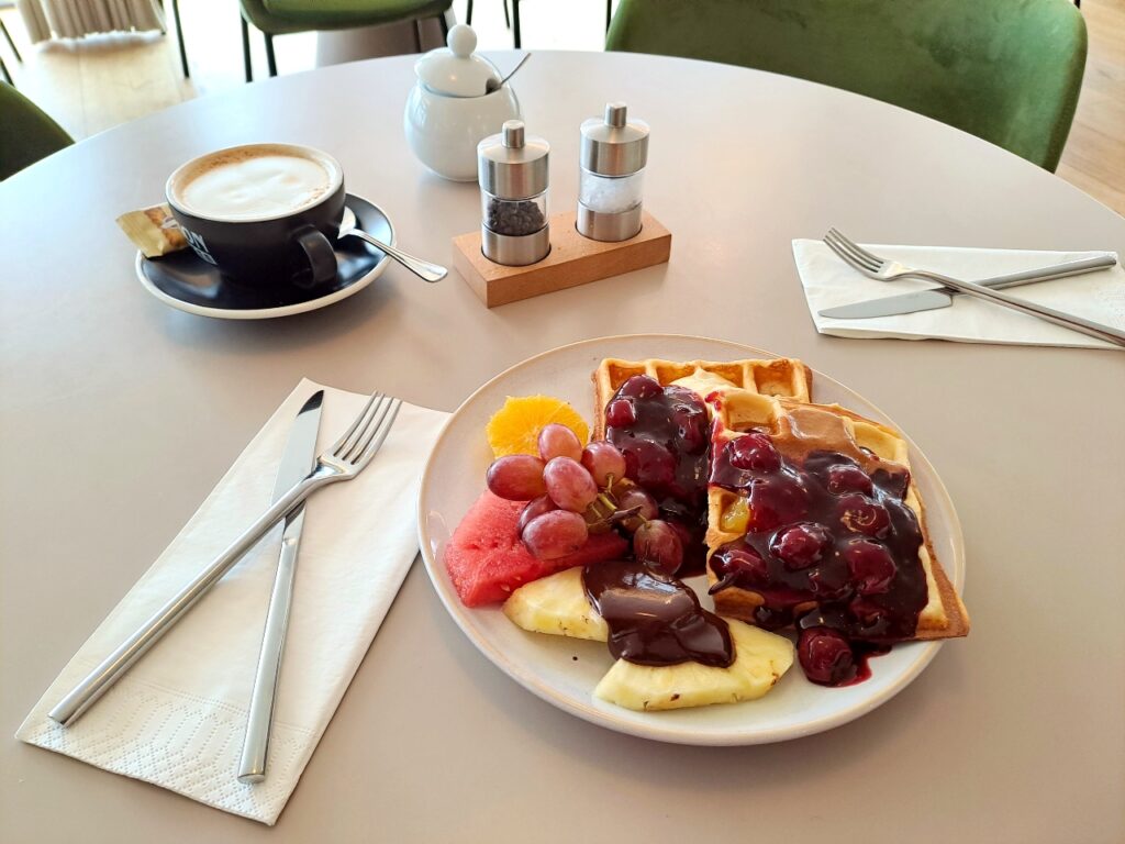 Garnierte Waffel im Restaurant Güst auf Juist