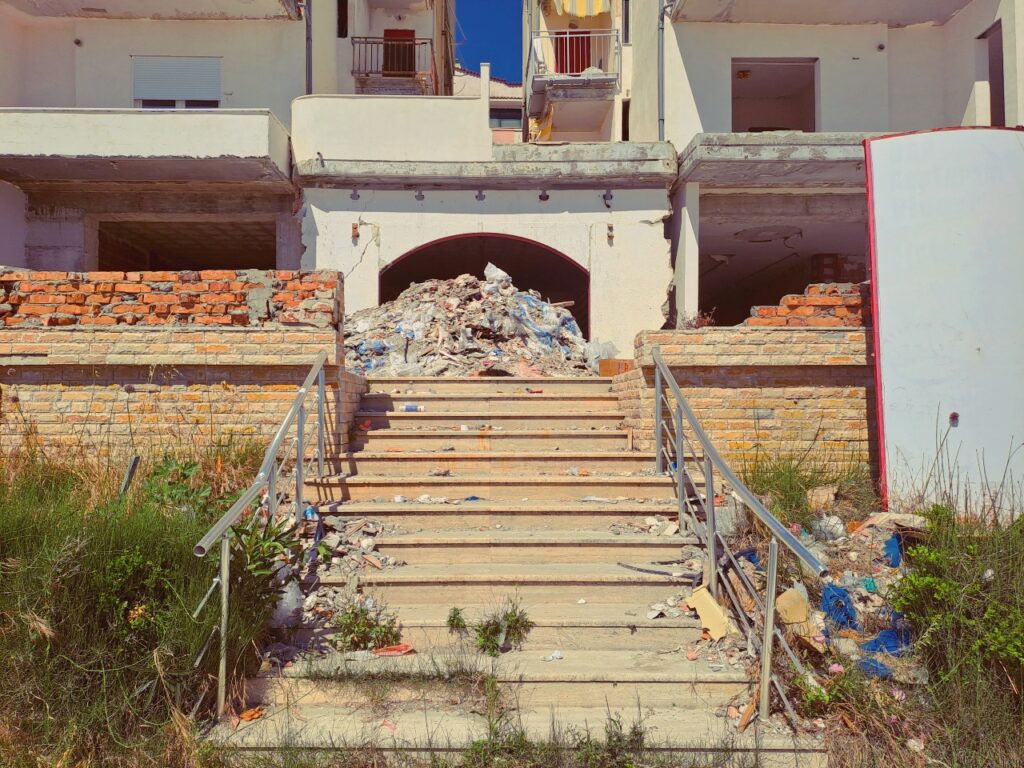 Schäbiges Gebäude an der Promenade von Durrës
