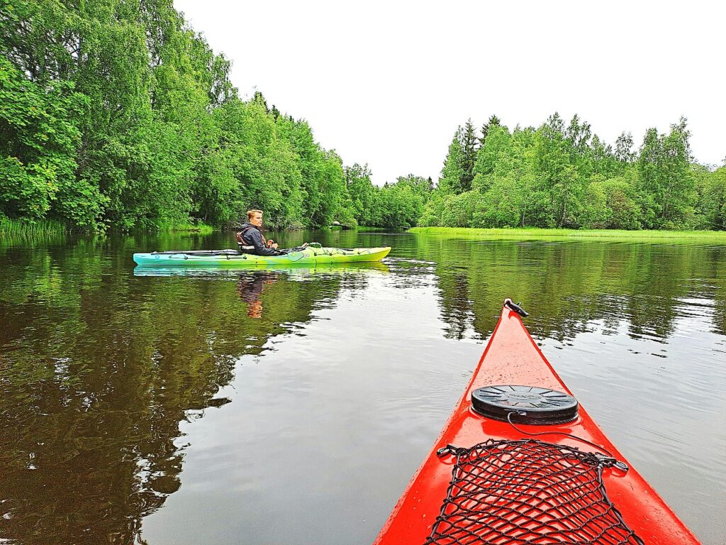 Kayaking auf dem Kanal von Mustasalmi