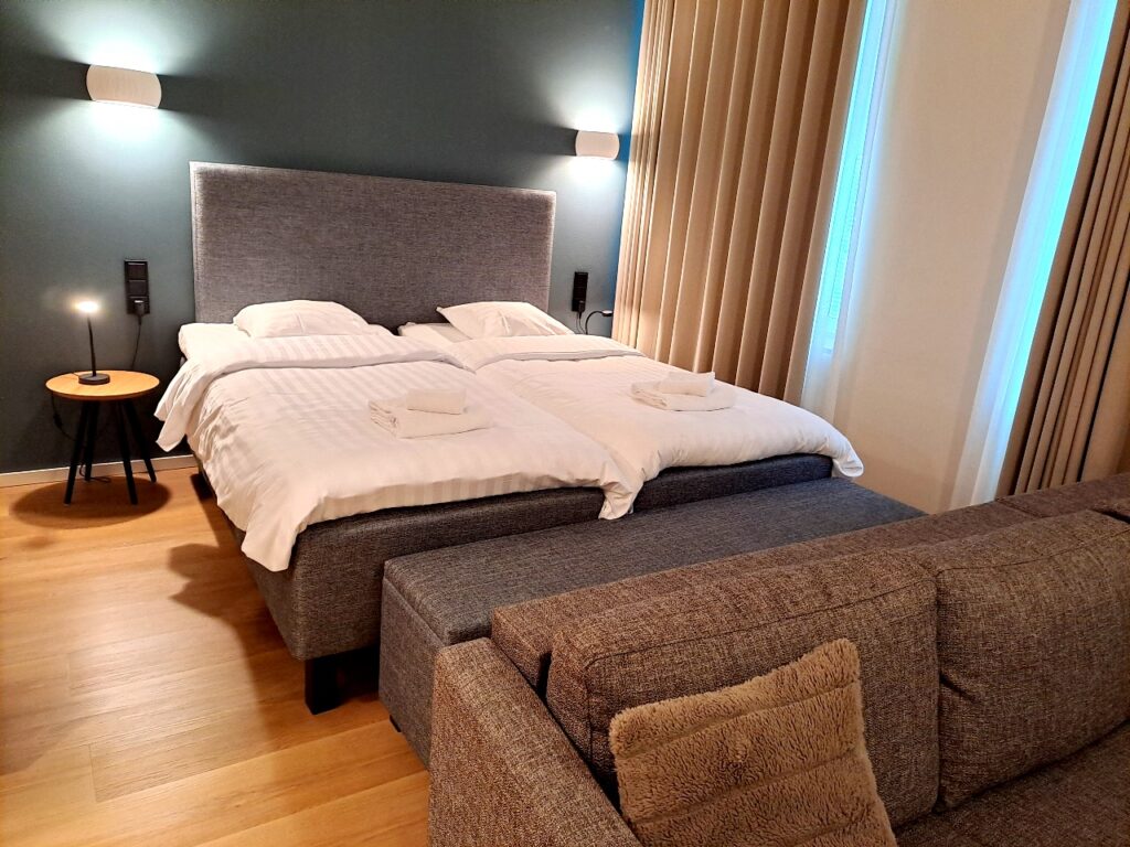 Doppelbett im Postmaster Hotel Rovaniemi