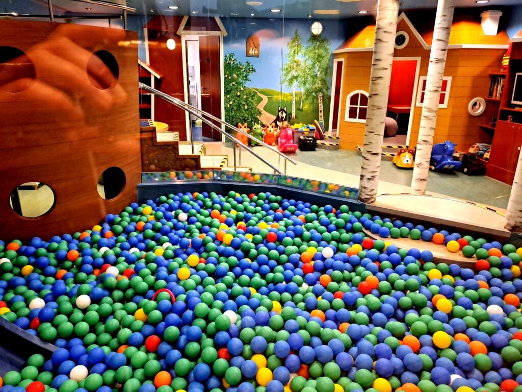 Bälle-Bad für Kinder beim Mini Cruise Helsinki Tallinn