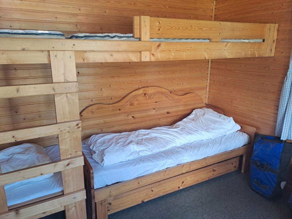 Etagenbett in der Hütte bei Santtioranta