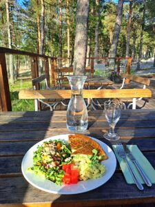Abendessen in Fäbodas Kaffestuga