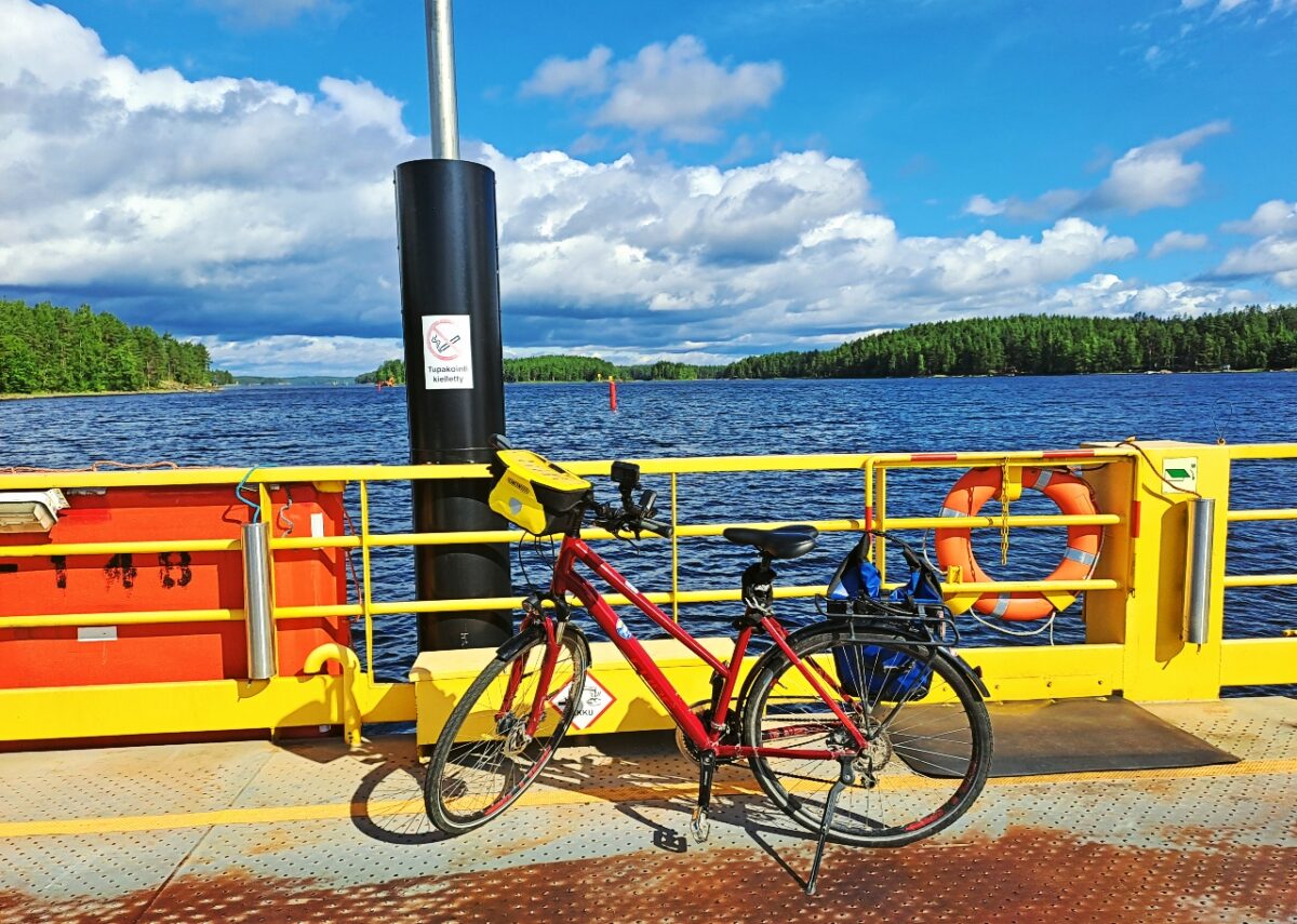 Saimaa Radreise mit Fahrrad auf der Fähre nach Niinisaari