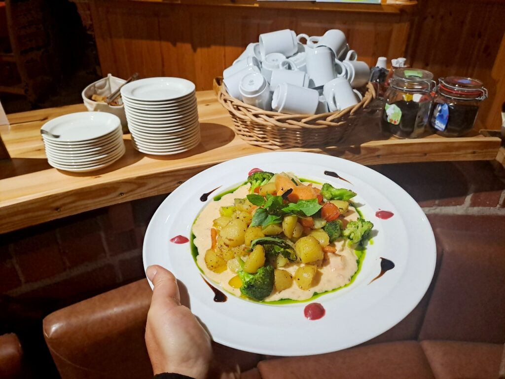 Vegetarisches Hauptgericht im Restaurant Niinipuu