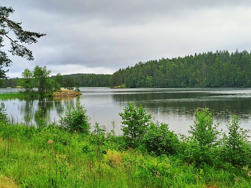 Saimaa Radreise an einem trüben Tag