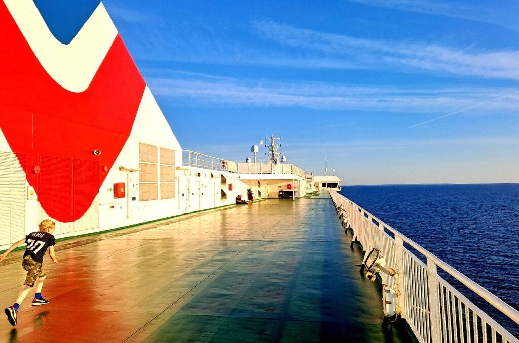 Sonnendeck beim Mini Cruise Helsinki Tallinn mit Tallink Silja Line