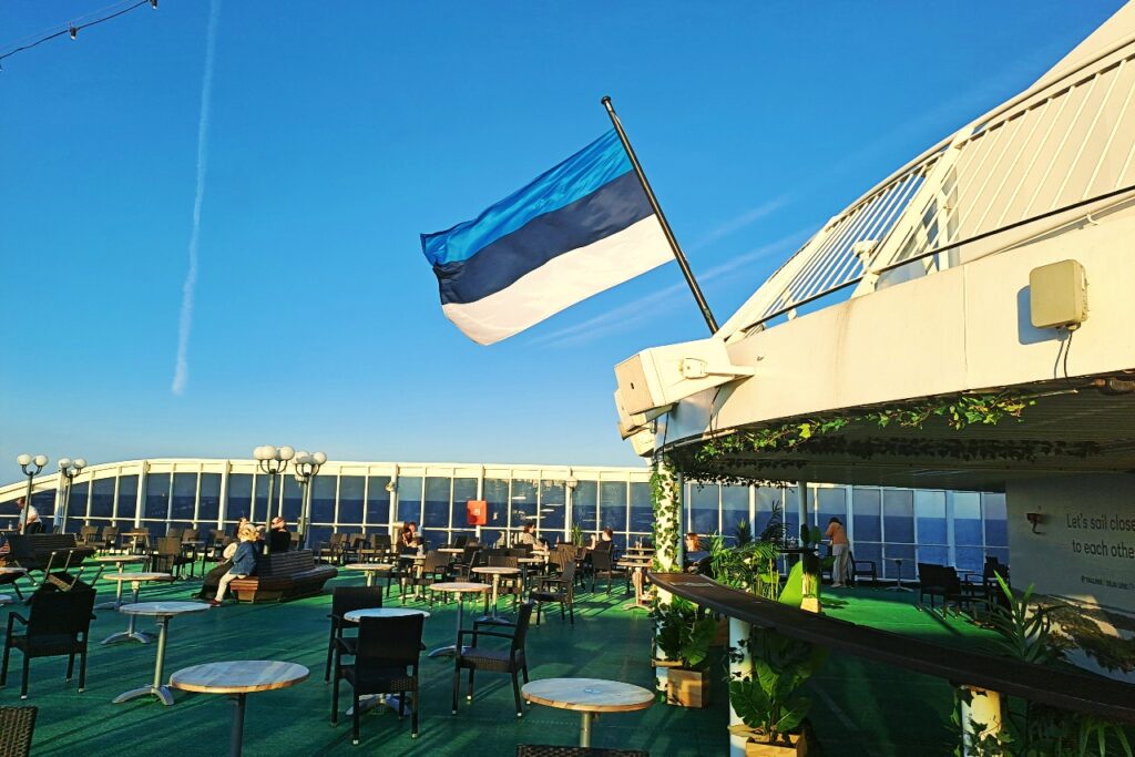 Sonnendeck mit Bar beim Mini Cruise Helsinki Tallinn