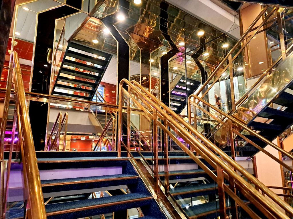Edel wirkende Treppen auf M/S Victoria I