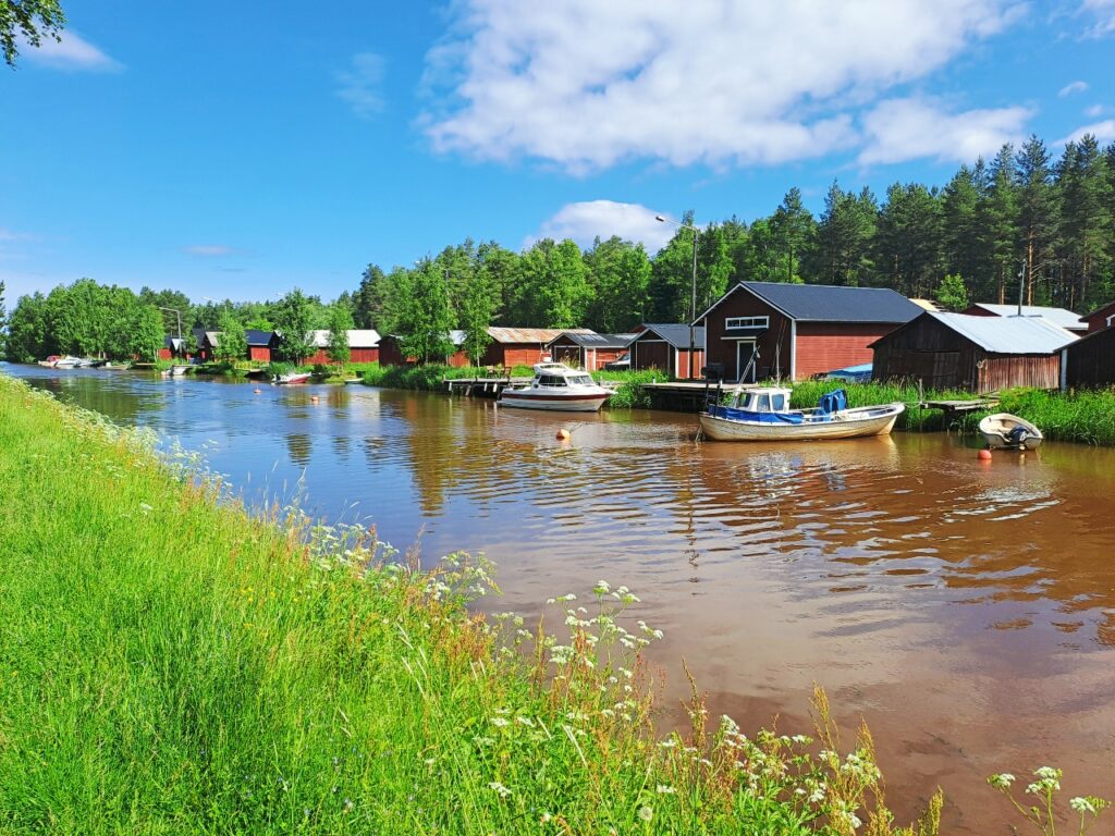 Bootshäuser am Stadtkanal Sunti