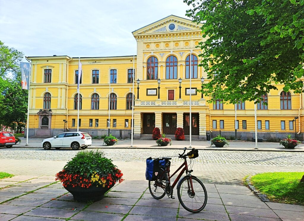 Vor dem Theater von Vaasa
